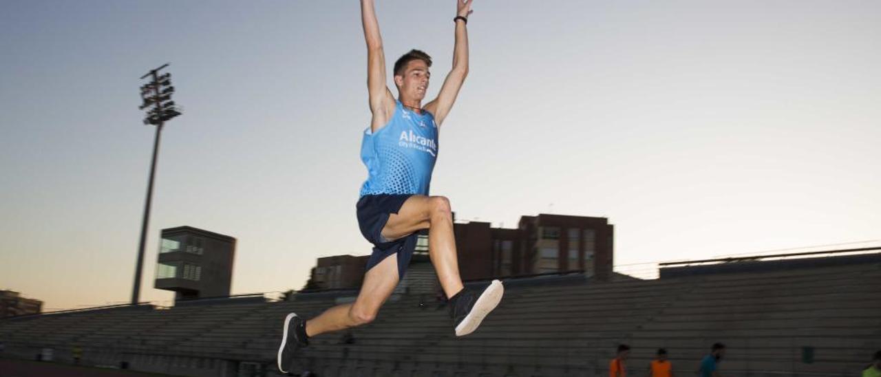 Juan Muñoz, en un entrenamiento en la pista de atletismo.