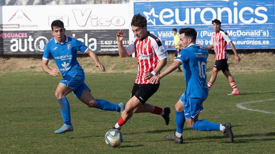 Un jugador del Zamora «B» conduce el cuero perseguido por dos defensores del CD Villaralbo. | Jose Luis Fernández