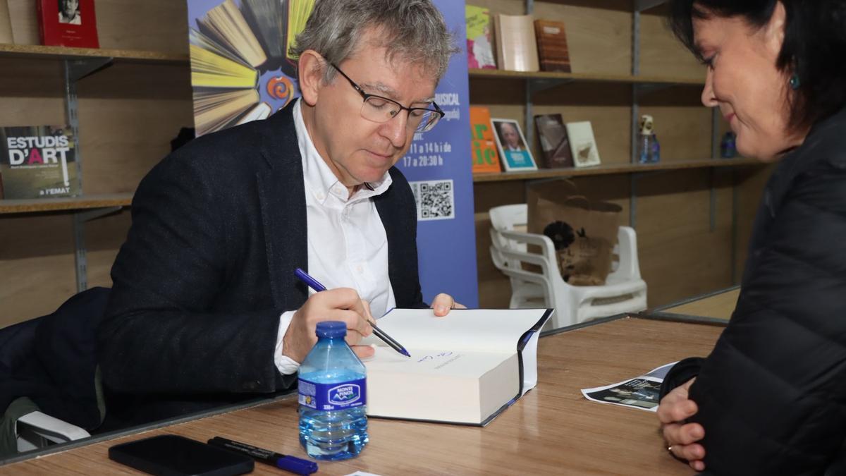 Santiago Posteguillo firma uno de los ejemplares de su última novela