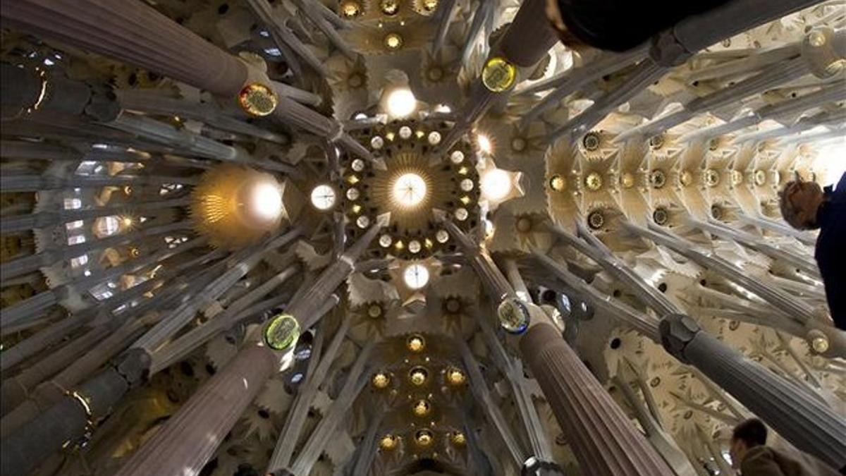 El techo de la nave central del templo de la Sagrada Família.