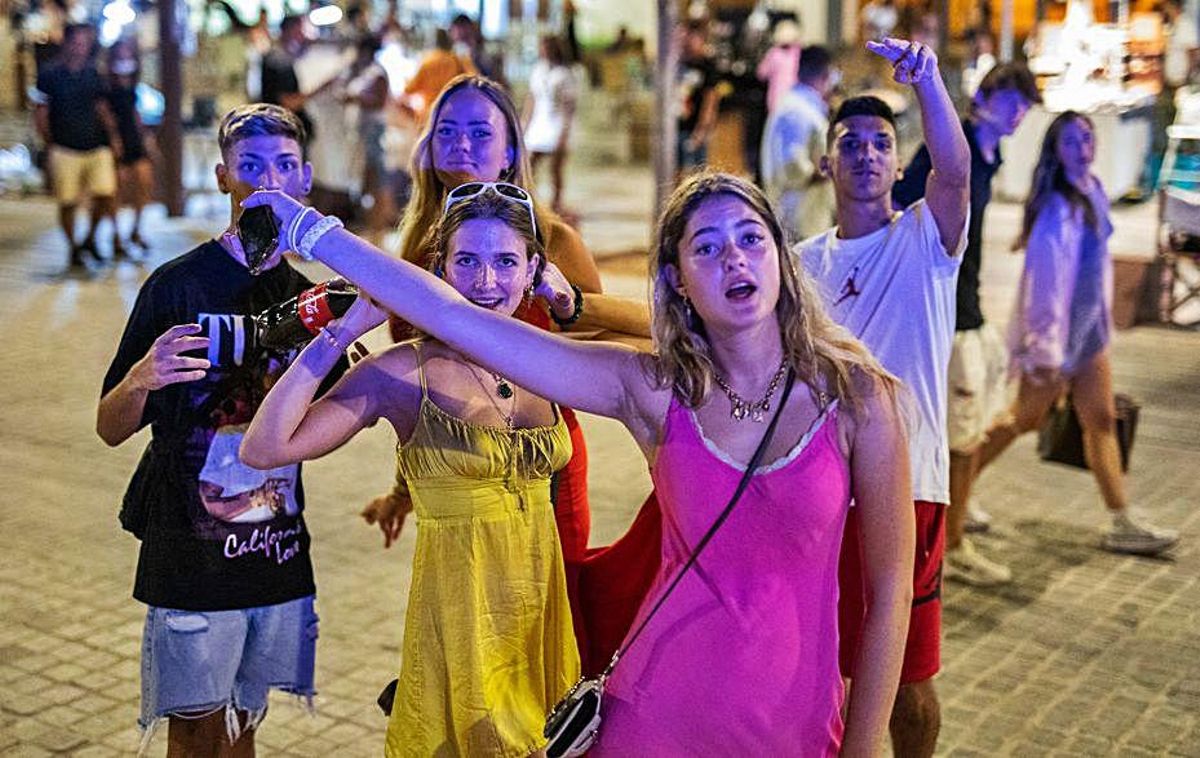 Grupo de turistas tras el cierre de bares. | ZOWY VOETEN