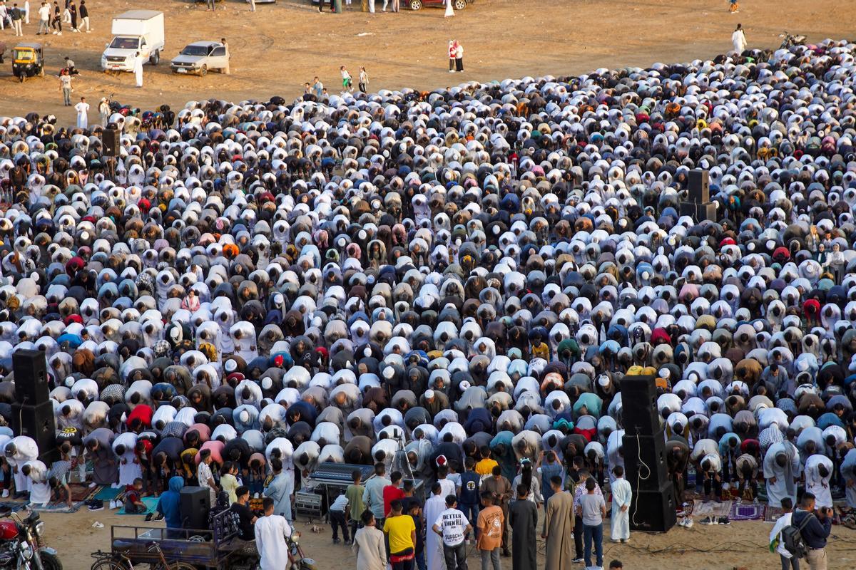 Los musulmanes celebran el fin del Ramadán. Fiesta del Eid al-Fitr en Egipto.