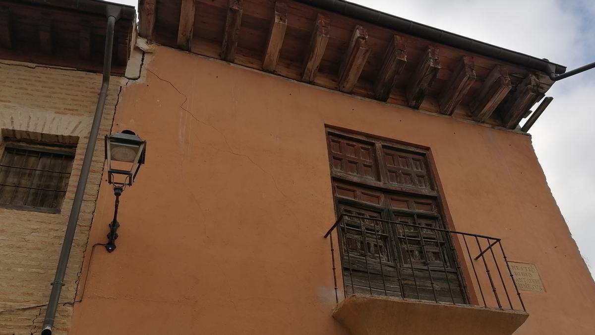 Fachada y balcón del habitáculo que ocupó la santa abulense durante sus visitas a la ciudad