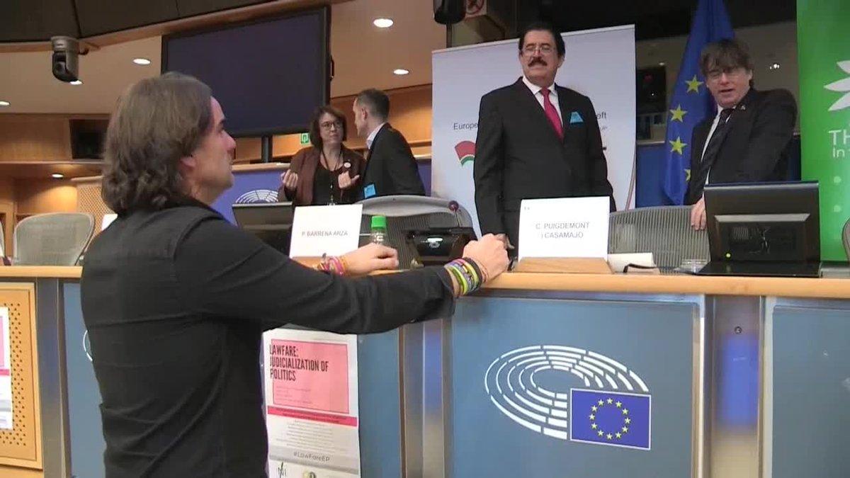 El reportero Cake Minuesa y Alberto Tarradas (VOX) se enfrentan a Puigdemont en una conferencia en la Eurocámara