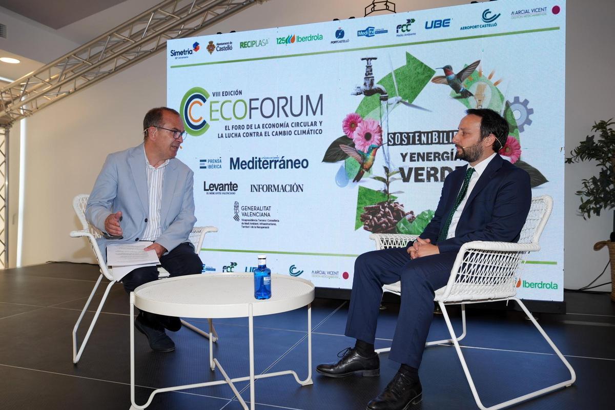 El presidente de Reciplasa, Sergio Toledo (d), junto al director de 'Mediterráneo', Ángel Báez.