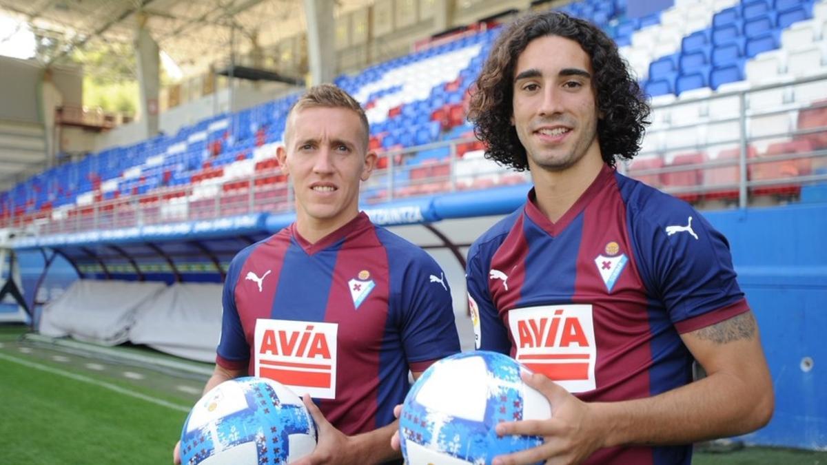 Pablo de Blasis y Marc Cucurella durante su presentación con el Eibar