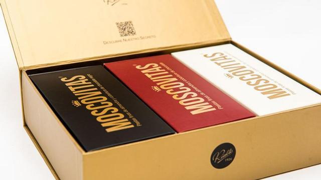 Arriba, una de las cajas especiales de moscovitas y, a la derecha, turrón de moscovitas.|  | CEDIDA A LNE/ PABLO SOLARES