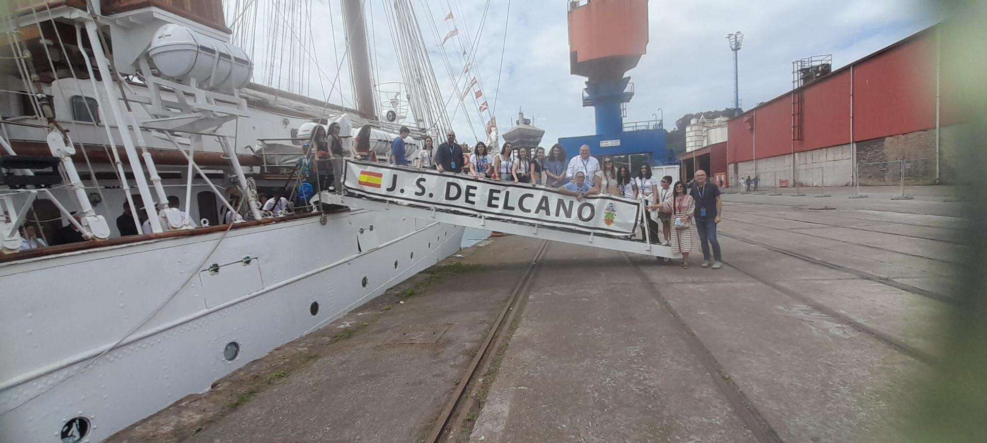 Los estudiantes del instituto de Vegadeo son recibidos en el “Elcano”
