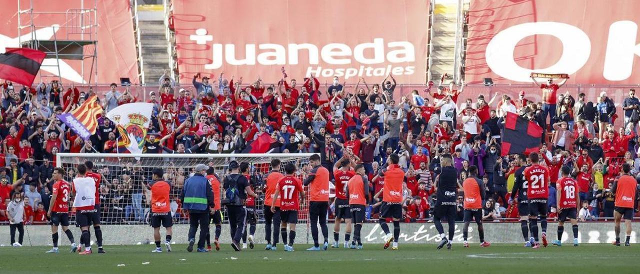 Los jugadores celebran la victoria ante el Atlético con la afición.