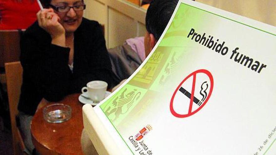 Un cartel instalado en un bar que recuerda la prohibición de fumar.