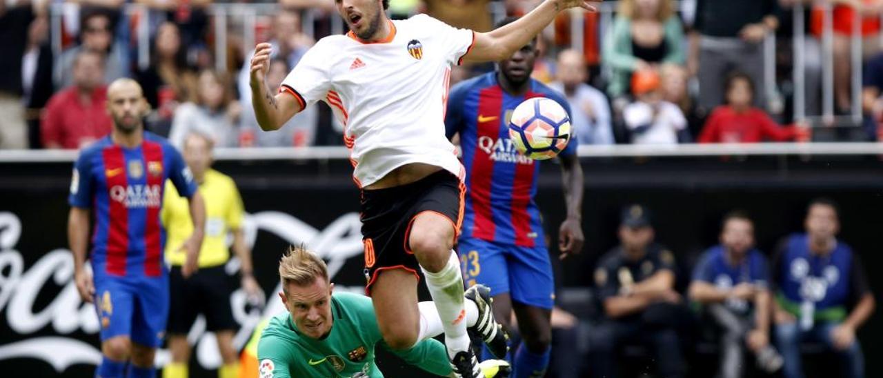 Dani Parejo, en el encuentro de Liga de la pasada temporada contra el Barcelona en Mestalla.