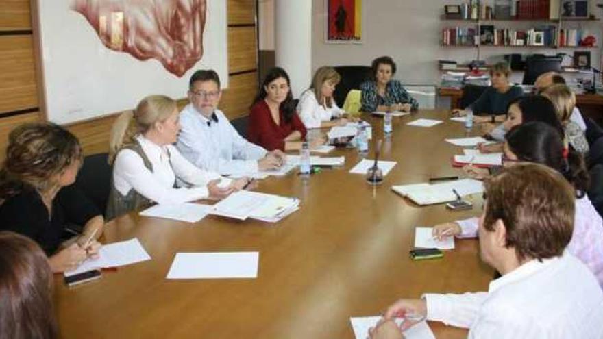 Puig, en Blanquerias, entre Rosa Peris y Carmen Montón, durante la reunión de ayer.