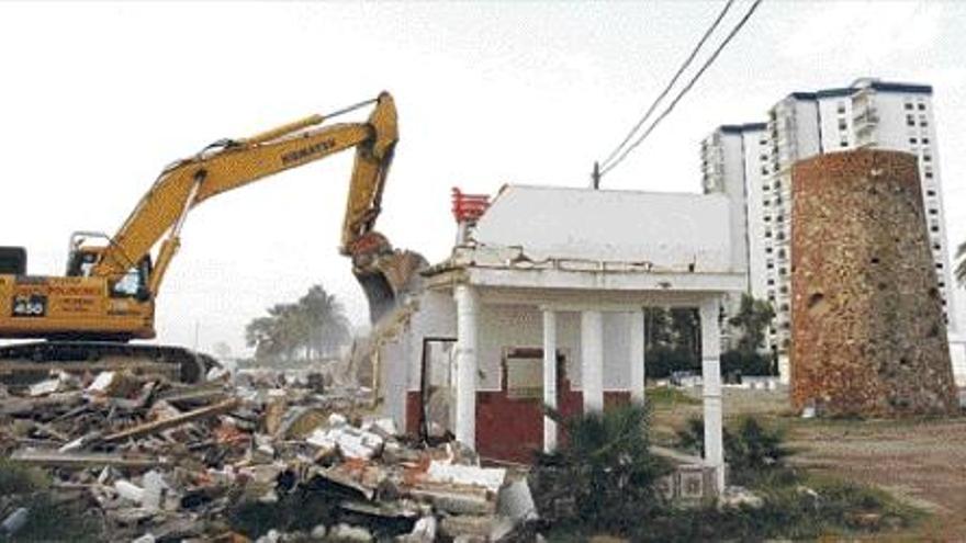 La excavadora acaba  con las Casetes del Puig