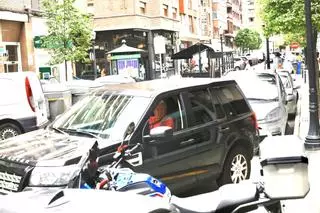 La odisea de aparcar en verano en La Arena, en imágenes