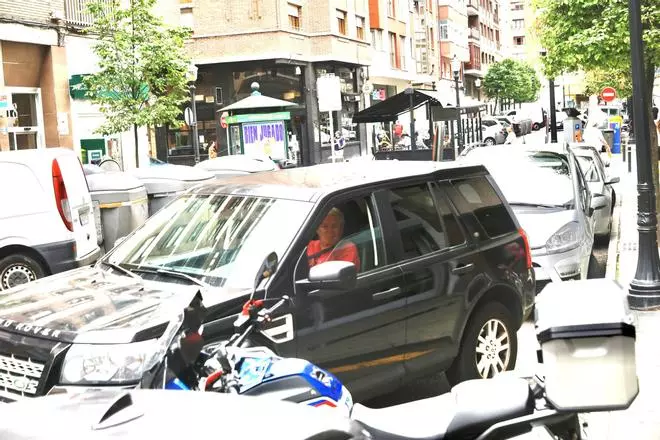 La odisea de aparcar en verano en La Arena, en imágenes