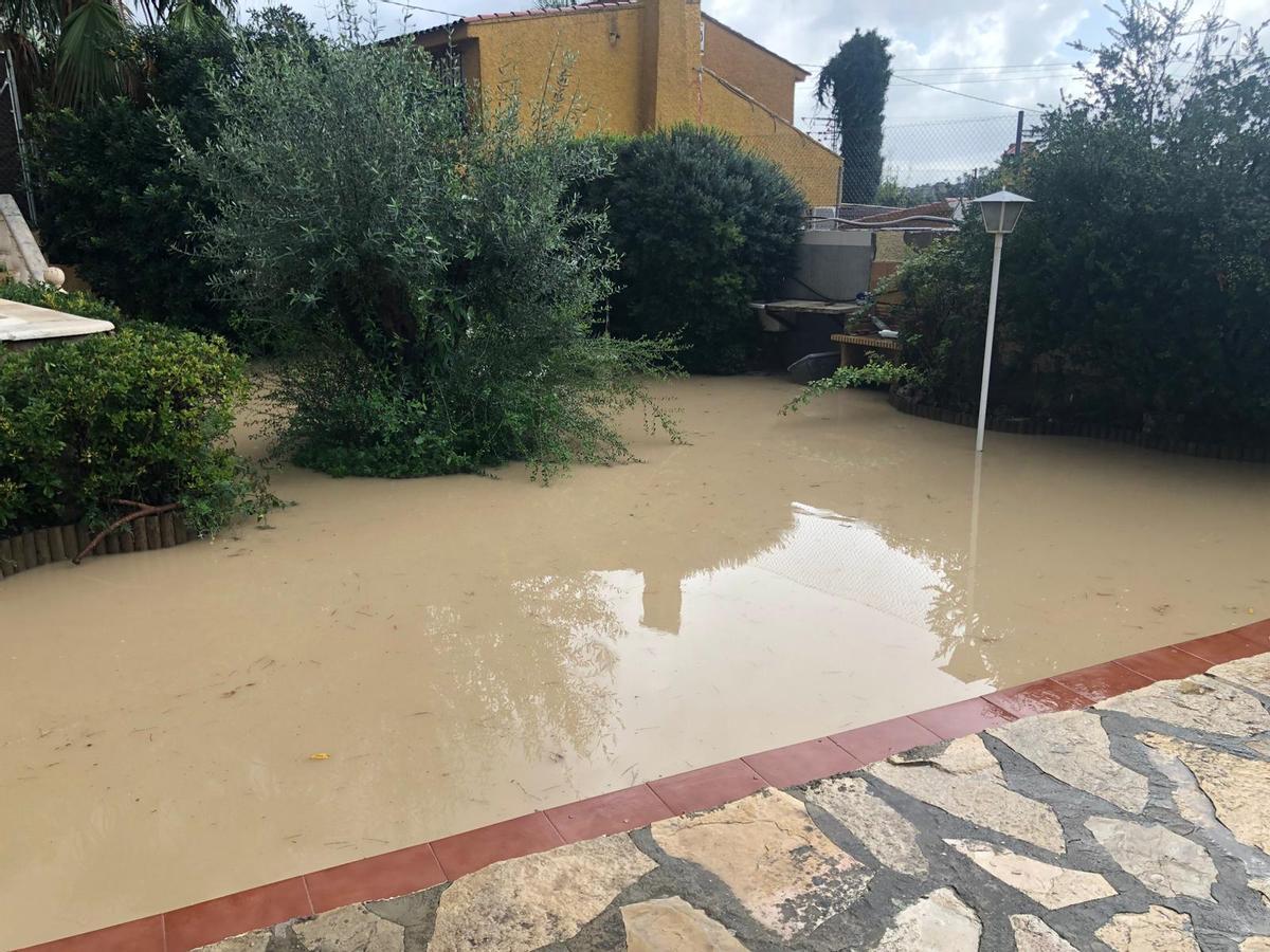 El patio de una vivienda en Camí de Paterna después de llover.