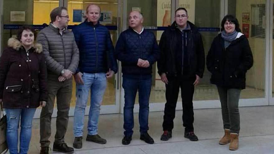 Verónica López, Paco González, José Antonio Roque, José Manuel Fernández, Miguel Gutiérrez y Begoña Díaz, antes de la reunión.