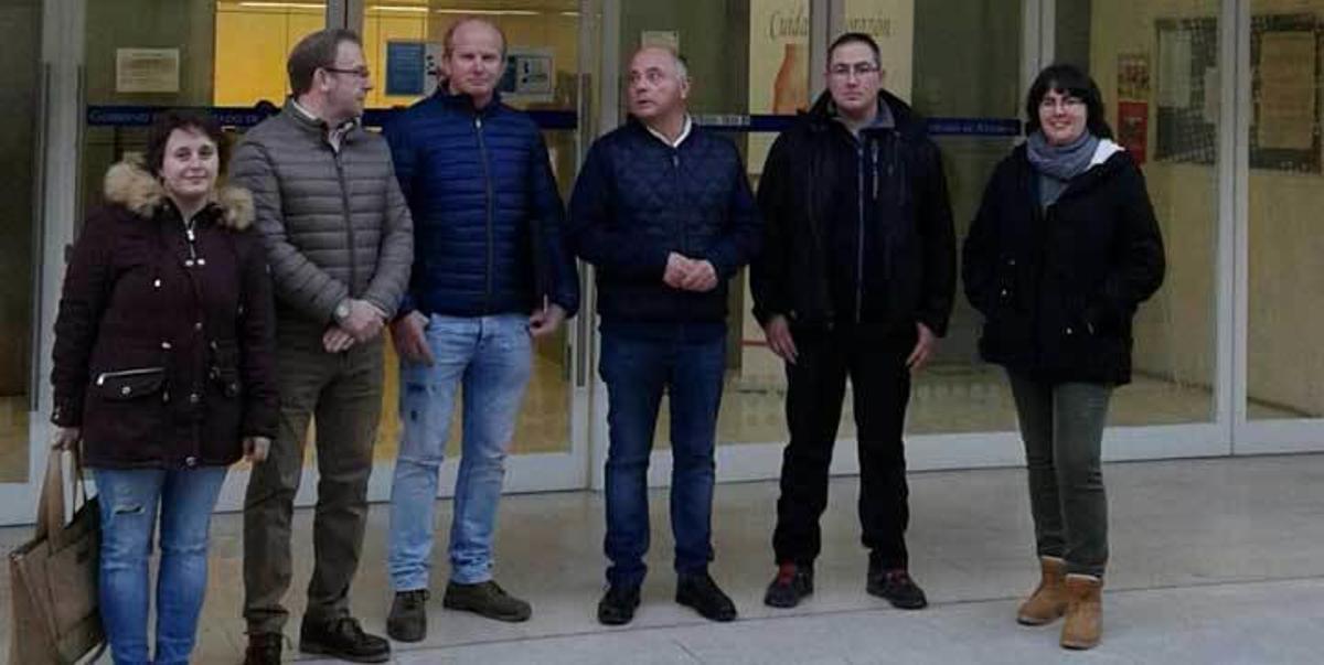 Verónica López, Paco González, José Antonio Roque, José Manuel Fernández, Miguel Gutiérrez y Begoña Díaz, antes de la reunión.