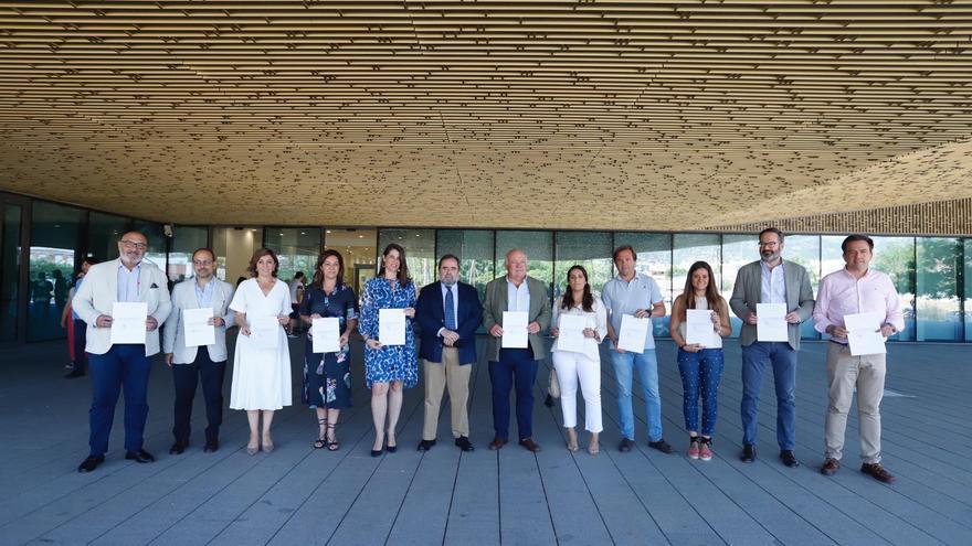 Los diputados andaluces por Córdoba de PP y PSOE recogen sus credenciales