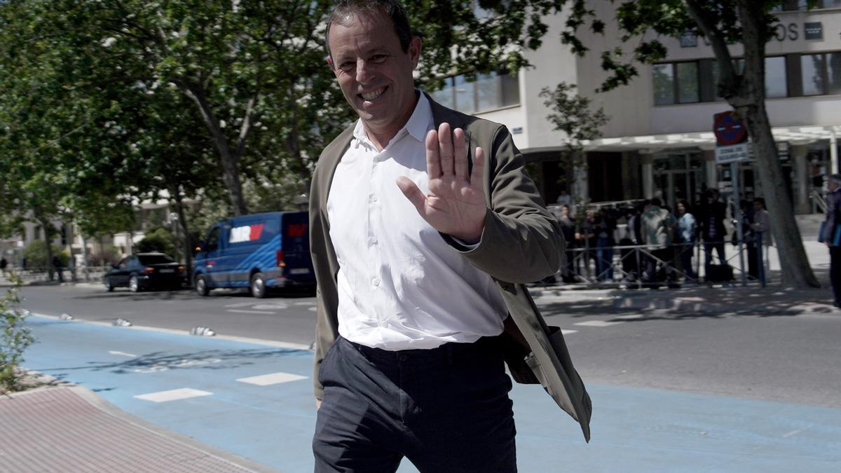 Sandro Rosell a la salida de los juzgados de Plaza Castilla. FOTO JOSÉ LUIS ROCA