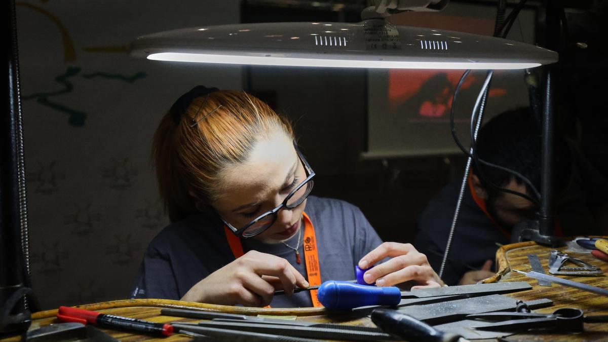 Una alumna de soldadura, en el aula.