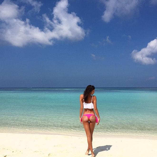 Irina Shayk luce sus curvas en una playa paradisíaca