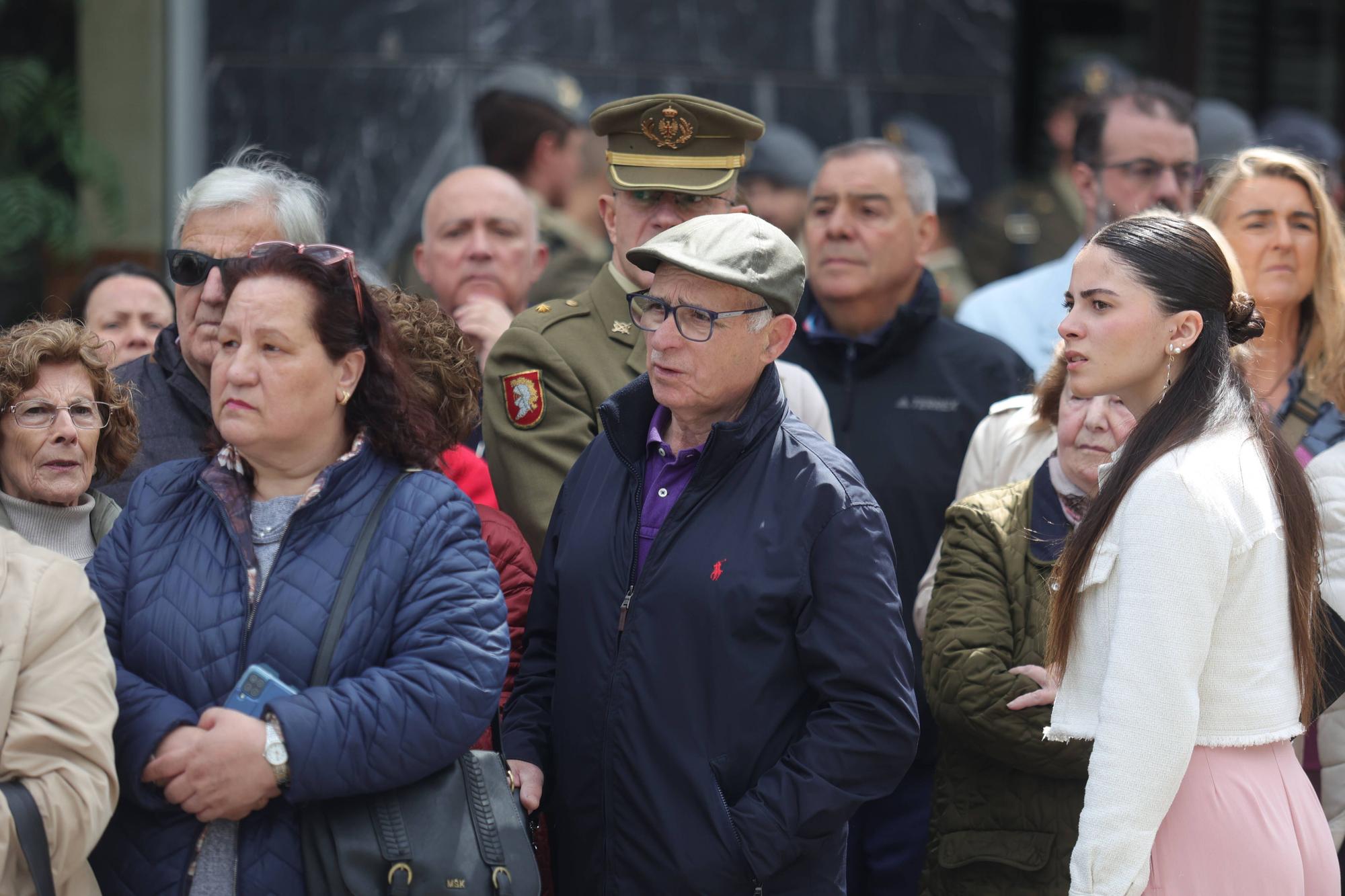 El izado de la bandera y la exposición del Bombé abren los actos del Día de las Fuerzas Armadas en Oviedo.