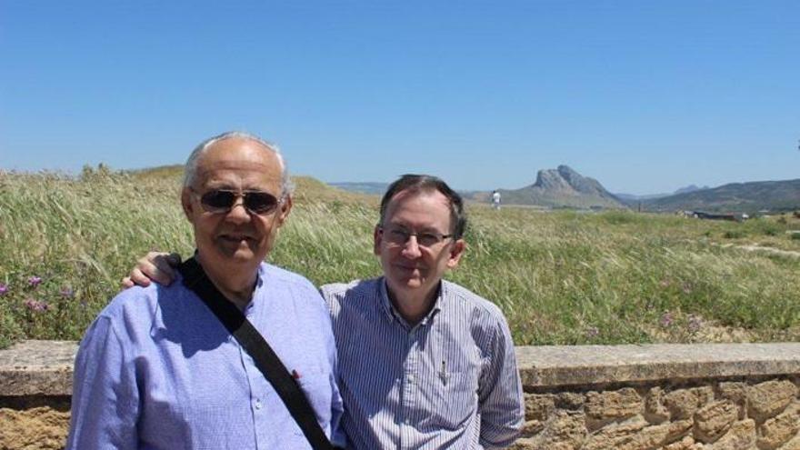 Manuel Cascales (a la izquierda) junto al académico Fernando Orellana, presidente de la Academia Malagueña de Ciencias, en una reciente visita a Antequera.