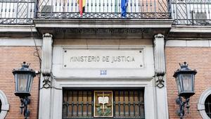 Vista de las puertas de la fachada del Ministerio de Justicia.