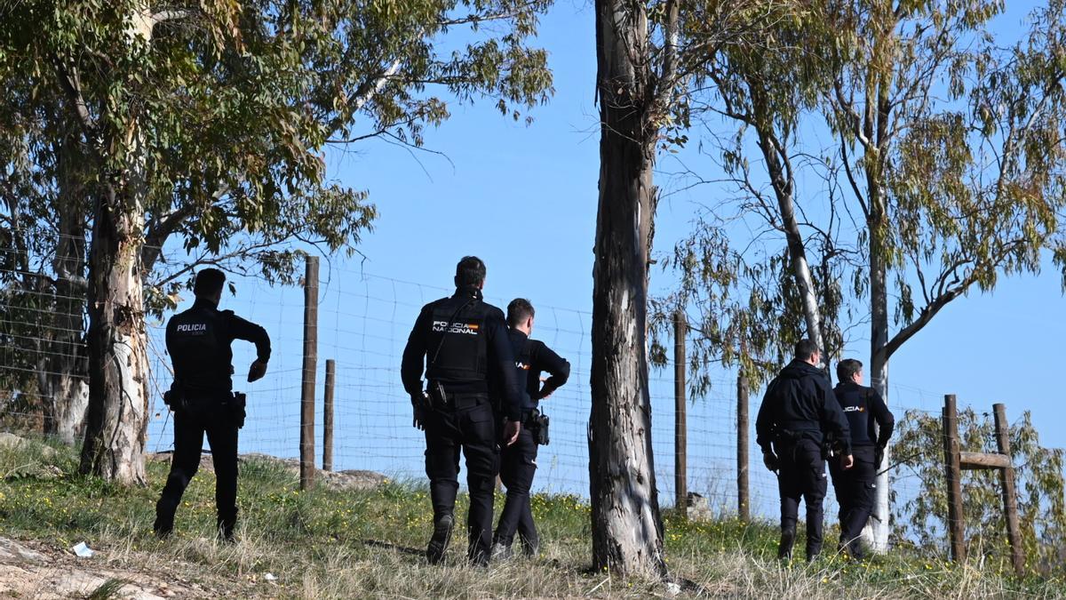 Agentes de las policías Nacional y local recorren los alrededores del Fuerte de San Cristóbal.