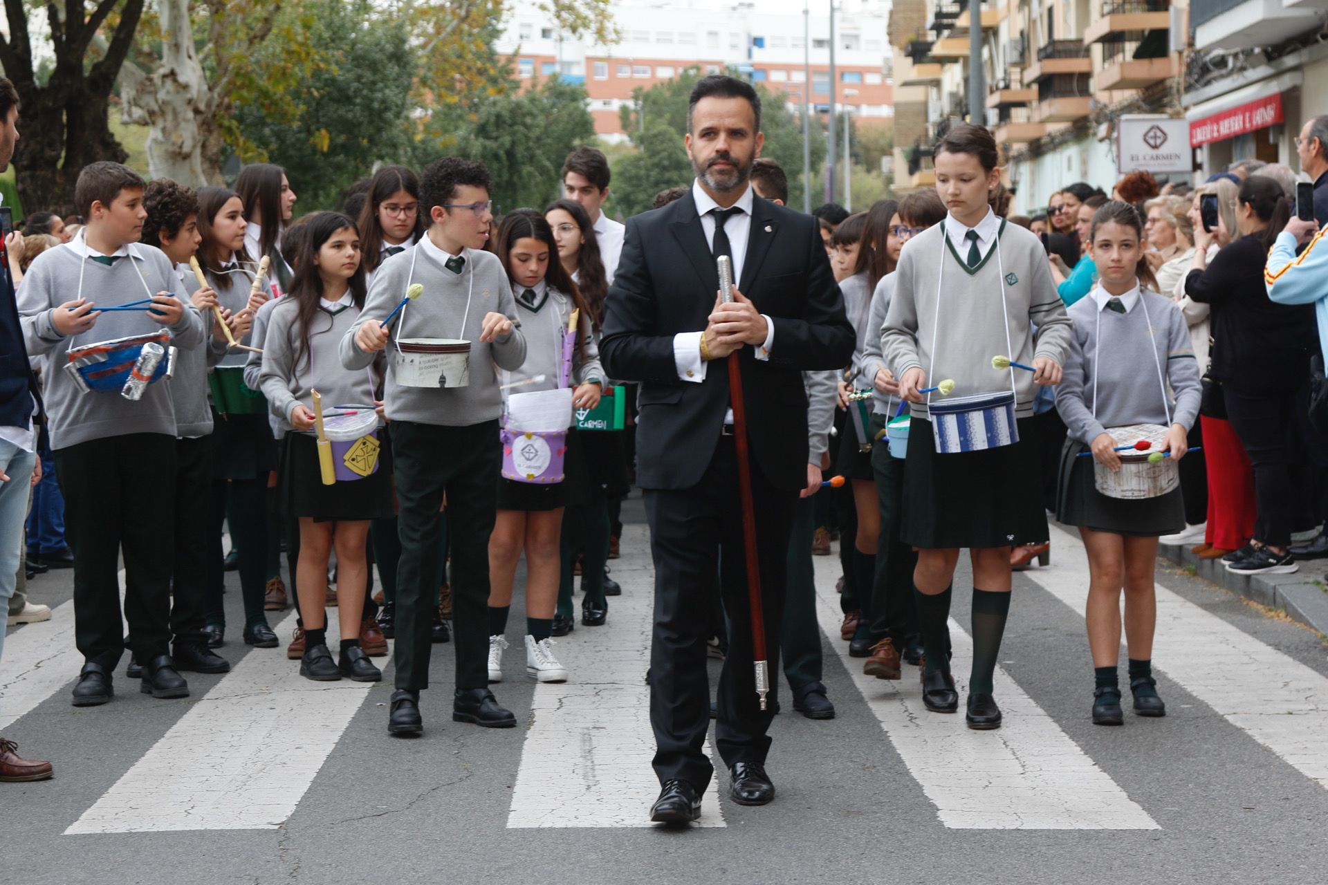 Alumnos del colegio Virgen del Carmen durante su procesión