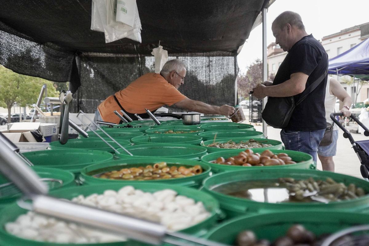 Manolo Martín venent les olives al mercat de la Mion