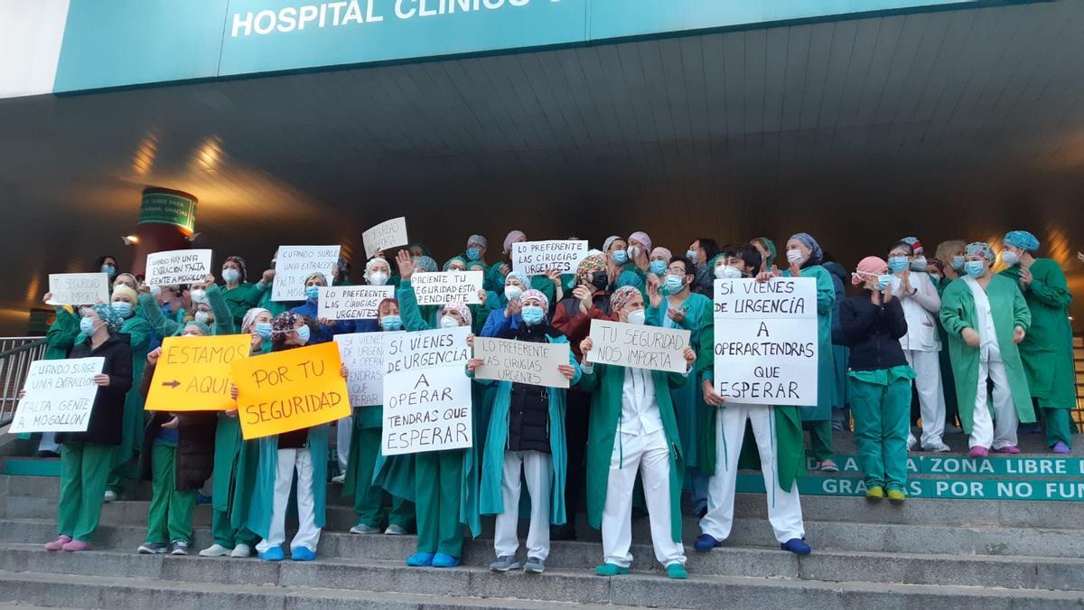 Un momento de la protesta a las puertas del hospital Clínico de Zaragoza, este viernes.