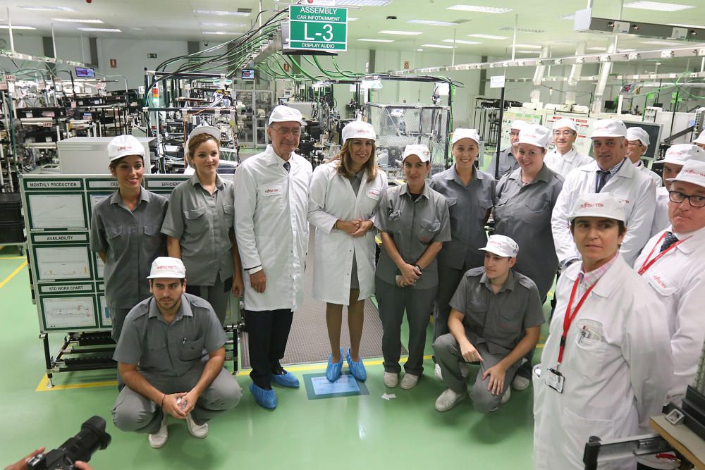 La presidenta de la Junta ha agradecido el compromiso de Fujitsu con Málaga y Andalucía y ha resaltado el hecho de que la fábrica sea "una de las más productivas de este grupo en el mundo"