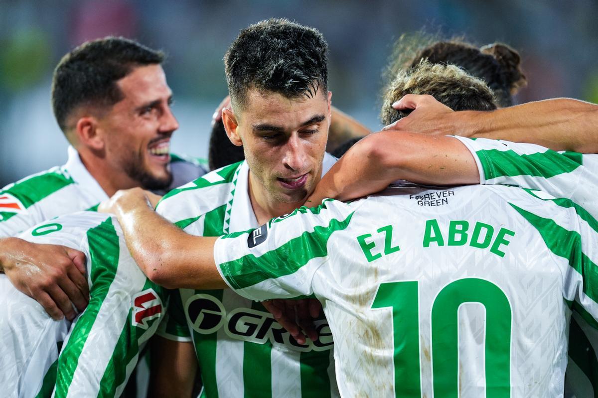 Giovani Lo Celso del Real Betis celebra un gol durante el partido de fútbol de la liga española, La Liga EA Sports, jugado entre el Real Betis y el Getafe CF en el estadio Benito Villamarín el 18 de septiembre de 2024, en Sevilla, España.