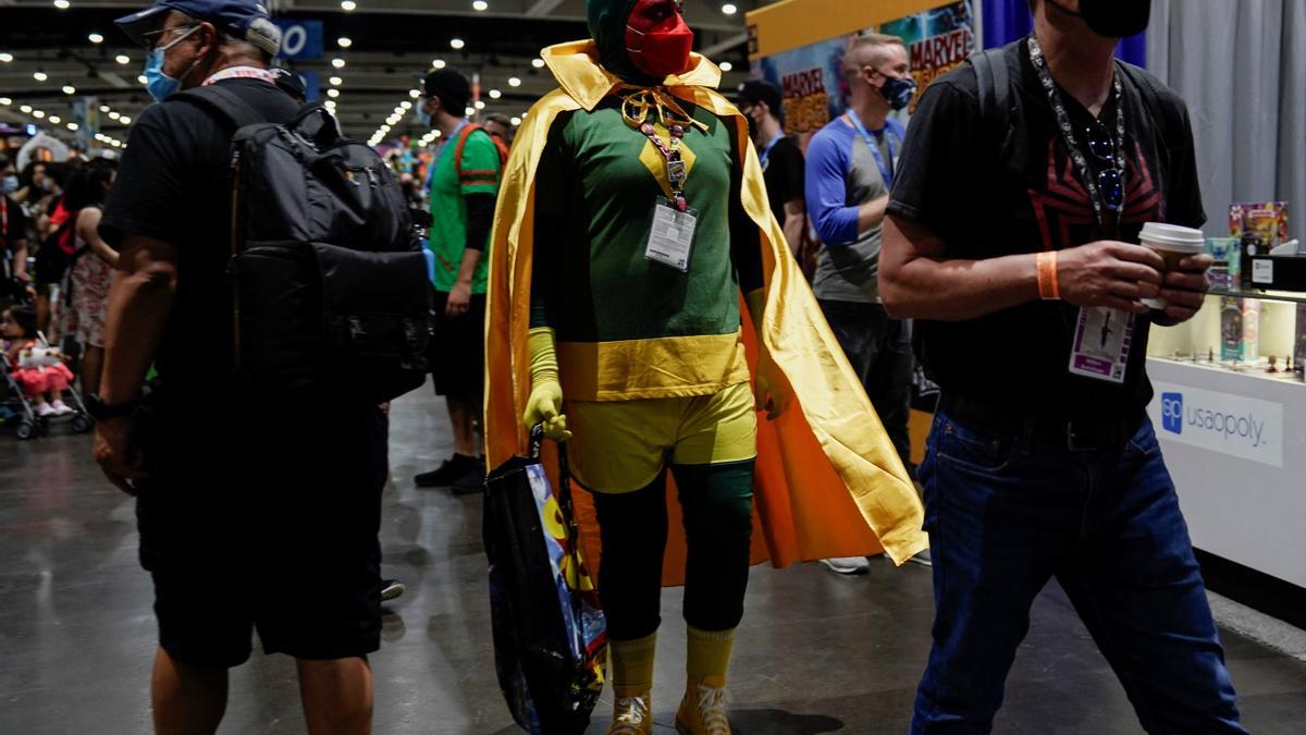 Un asistente a la Comic-Con, caracterizado como el personaje de Marvel The Vision.