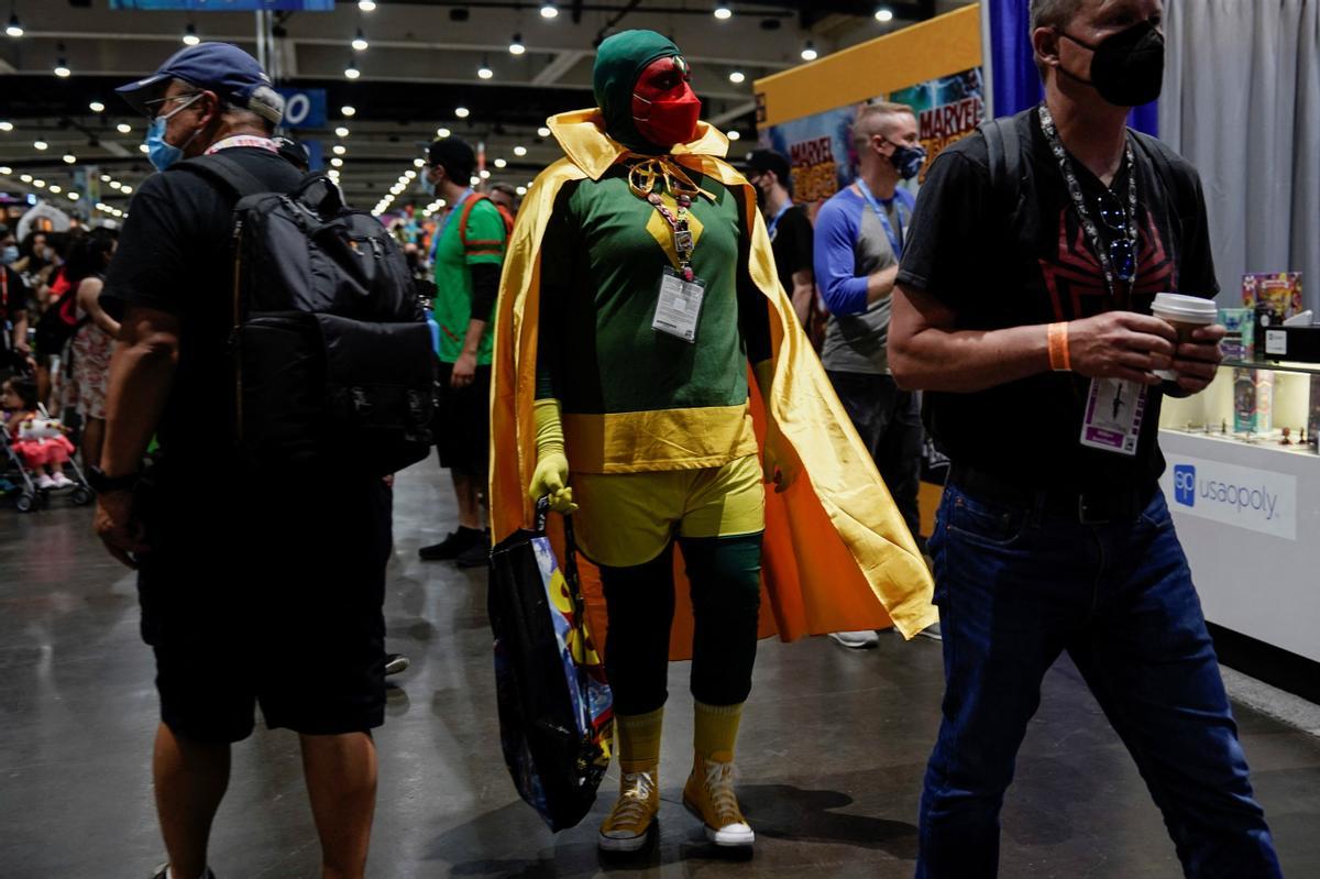 Un asistente a la Comic-Con, caracterizado como el personaje de Marvel The Vision.