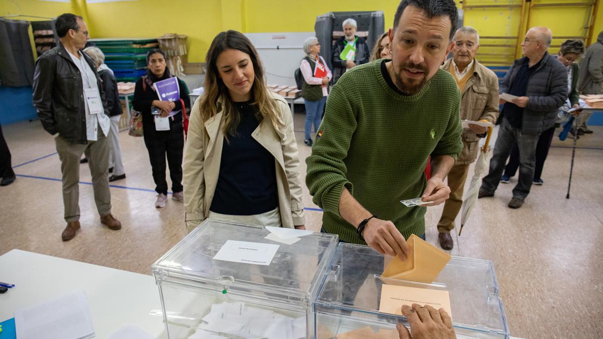 Irene Montero y Pablo Iglesias votan para las elecciones municipales y autonómicas de 2023.