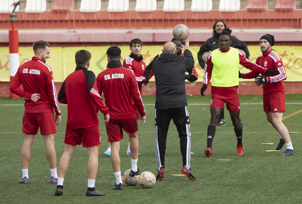 El CD Acero del Port de Sagunt entrena en el estadio Fornás antes del encuentro frente al Torrent