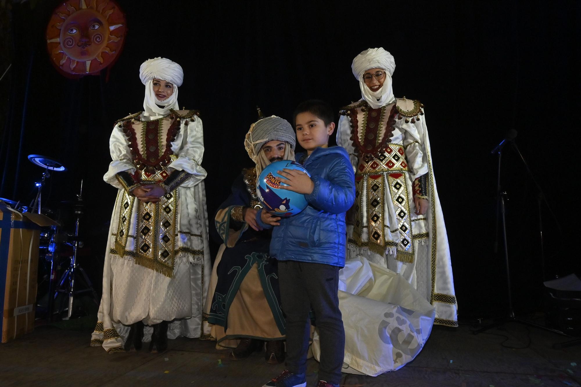 Los peques de Castelló entregan al Cartero Real las misivas con sus deseos. Encuentra tu foto.