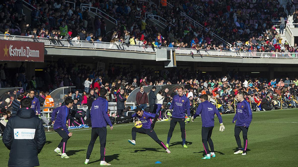 Los jugadores del Barça se entrenan en el Miniestadi con las gradas llenas