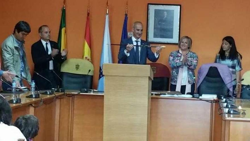 Javier Caínzos toma el bastón de mando tras ser investido alcalde.