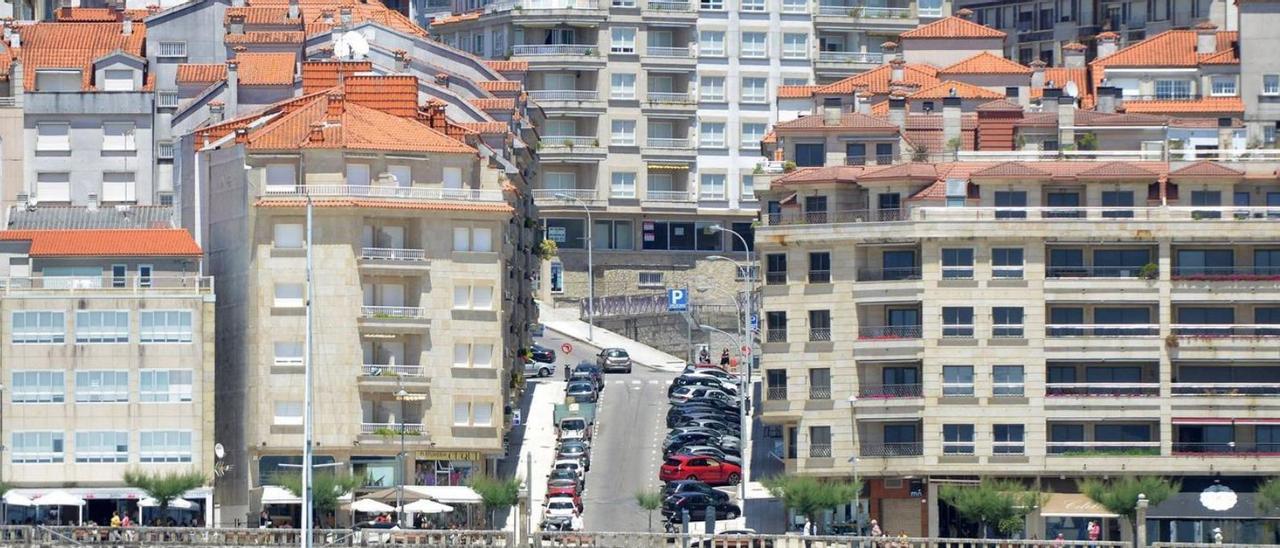 Vista de Sanxenxo desde las aguas de la playa de Silgar.  // GUSTAVO SANTOS