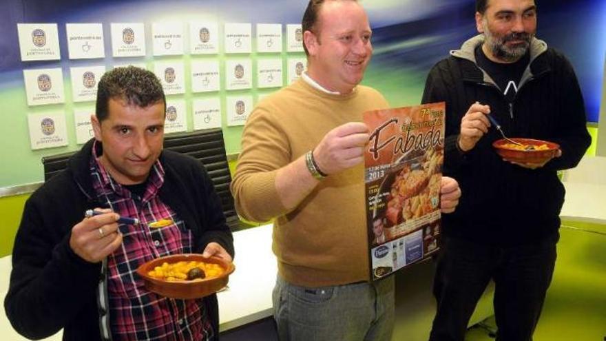 Amador Cabaleiro y Félix Casado presentan la Festa da Fabada junto a Demetrio Gómez.  // Rafa Vázquez