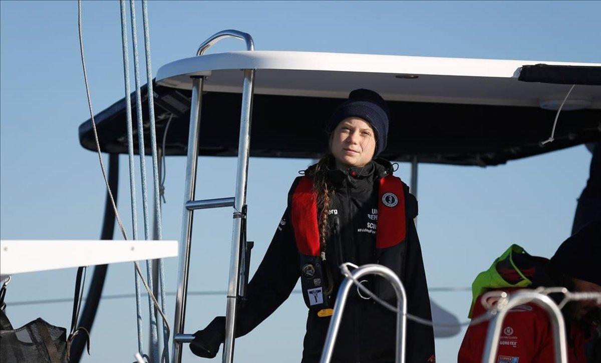 Greta Thunbert, en su embarcación, a la llegada al puerto de Santo Amaro, en Lisboa.