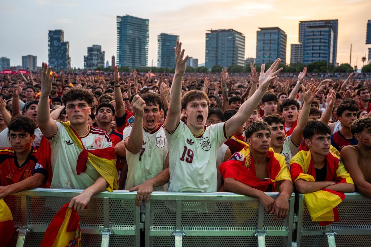 Aficionados de la selección española siguen la final del Mundial 2026, que disputan España y Argentina, en la pantalla gigante situada en la Plataforma Marina del Fòrum. Barcelona. 19/07/2026. Deportes. AUTOR: Marc Asensio