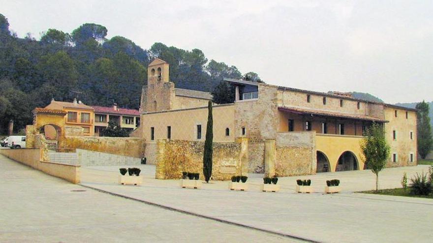 Exterior de la zona del monestir de Cervià de Ter, un dels punts que trobarem en el tram final del recorregut. | ANIOL RESCLOSA