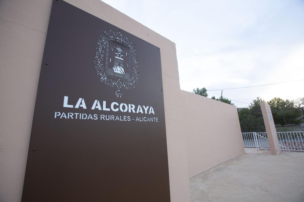 Placa del parque Manuel Jiménez situada en La Alcoraya, donde se instaló la polémica pérgola.