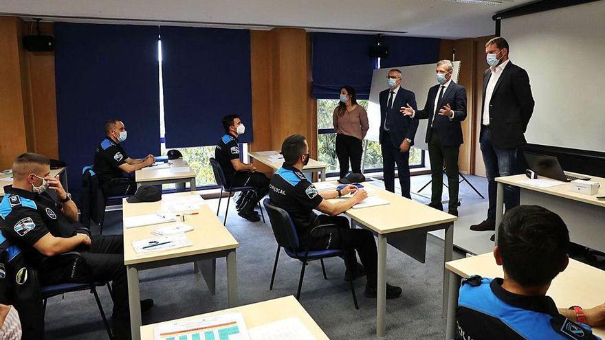 El vicepresidente de la Xunta, Alfonso Rueda, visitó ayer a los alumnos que retomaron el curso.