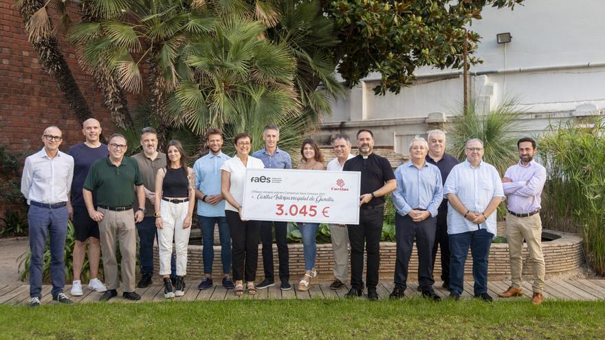 FAES dona 3.045 euros a Cáritas Gandia